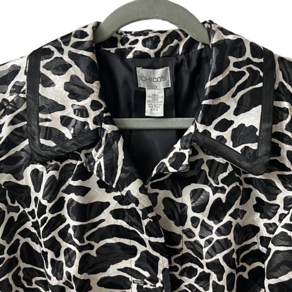Chico's Women's Shiny Black & White Giraffe Print Cropped Spring Jacket Medium - Picture 2 of 10